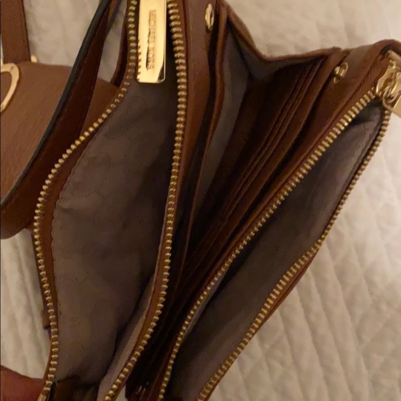 micheal kors crossbody - Picture 4 of 4